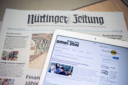 Ein Tablet, auf dem die Website der Nürtinger Zeitung geöffnet ist, liegt auf einer Papierausgabe der Nürtinger Zeitung.