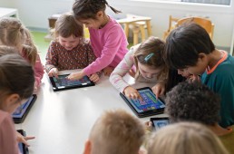 Kindergartenkinder spielen zu zweit an Tablets mit der Wenn-Dann-Maschine