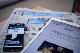 Ein Smartphone und ein Tablet, auf denen das ePaper der Ruhr Nachrichten geöffnet ist, liegen auf einer Ausgabe der Ruhr Nachrichten.